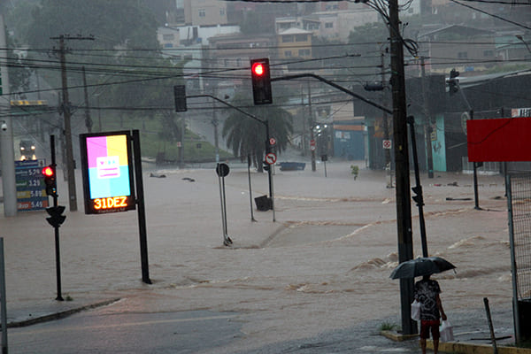 Tempestade alaga avenidas e a vila Marimbondo em Contagem