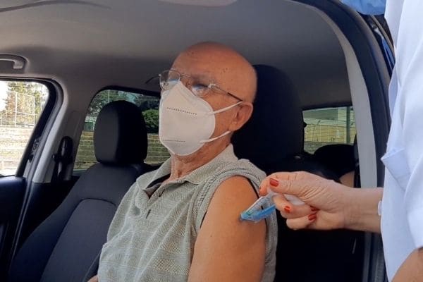 Idosos de 67 anos começam a ser vacinados em Contagem