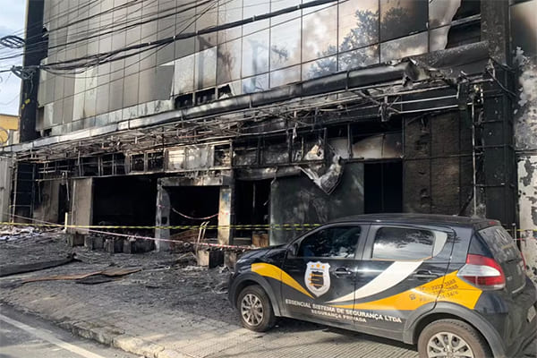 Incêndio destrói agência bancária em Contagem