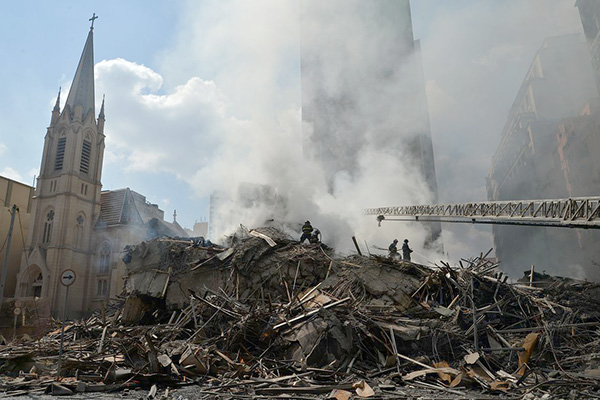 Quatro pessoas podem estar sob escombros de prédio que desmoronou em SP