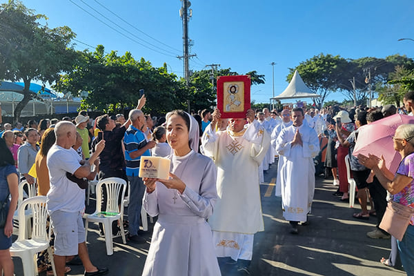 Missa do trabalhador atrai fiéis à praça da Cemig, em Contagem