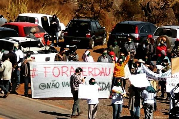 Manifestantes protestam contra a mineração na Serra da Moeda