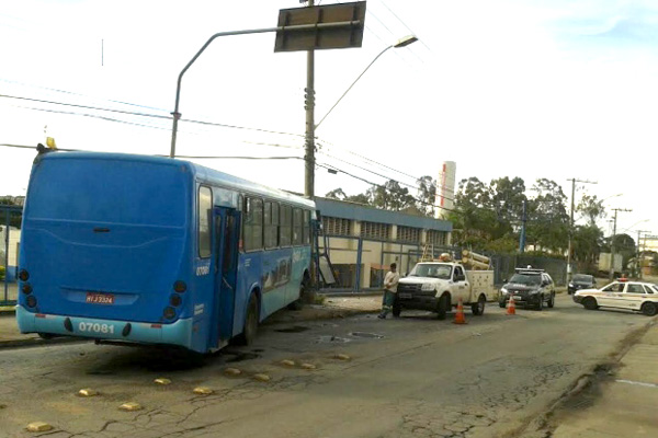 Ônibus bate em poste e fere cinco passageiros