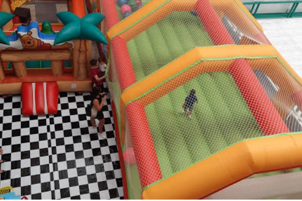 Circuito inflável é mais uma opção de brincadeira para crianças