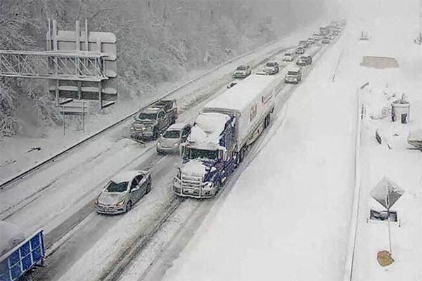EUA: Nevasca interrompe o tráfego em importante via da capital Washington