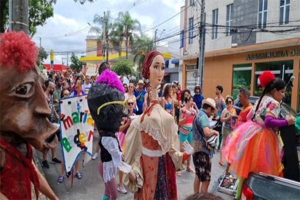 Bloco Maria Baderna  sai em cortejo no Carnaval de Contagem e BH