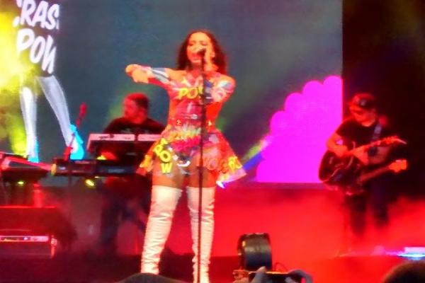 Cheia de rebolado, Anitta faz show para crianças em Belo Horizonte