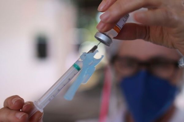Vacinação contra Covid-19 para pessoas de 44 anos começa na segunda