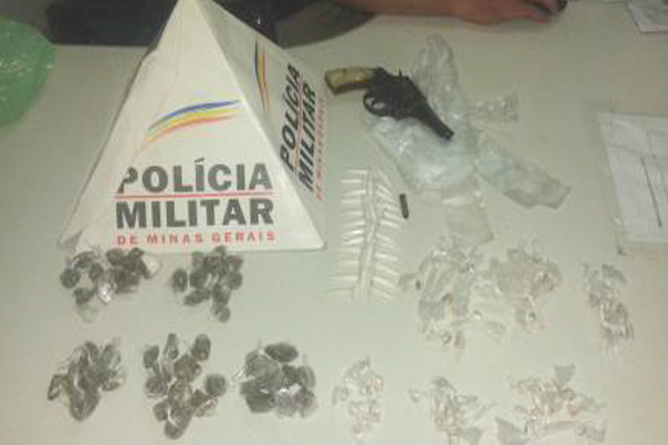 PM apreende drogas e arma no bairro Estrela Dalva