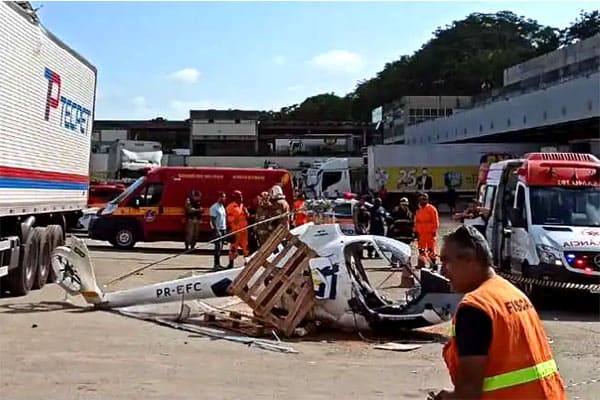Helicóptero cai no pátio de empresa em Contagem e deixa duas pessoas feridas 