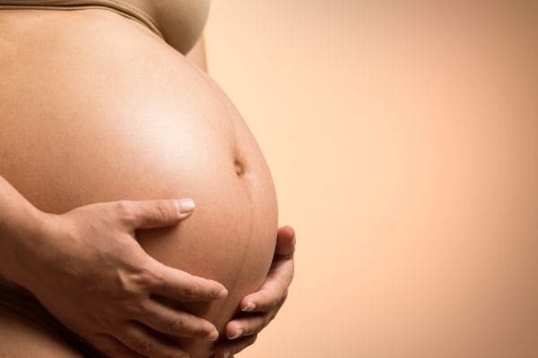 Anvisa orienta suspensão de vacina da AstraZeneca em grávidas