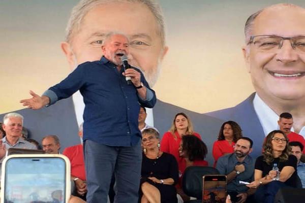 Ex-presidente Lula visita Contagem e sai sem falar com a imprensa