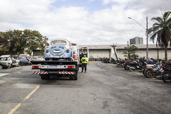 Transcon recolhe carros abandonados nas vias após reclamações