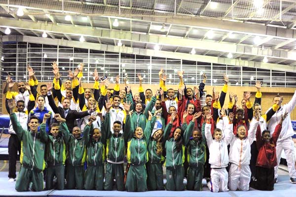 Os ginastas de trampolim de Contagem conquistam medalhas em Bogotá
