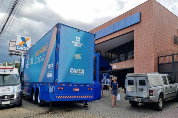 Caminhão CAIXA chega à Contagem para negociar dívidas