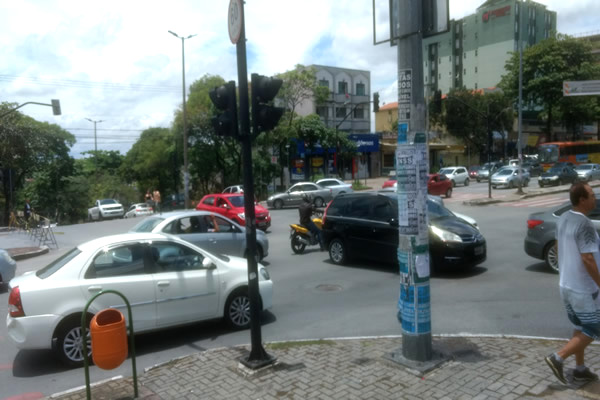 Cruzamento transformado em terra de ninguém