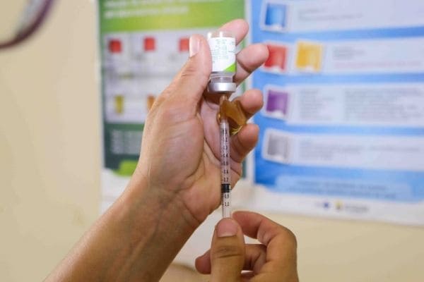 Contagem começa a vacinar idosos acima de 89 anos contra a Covid-19