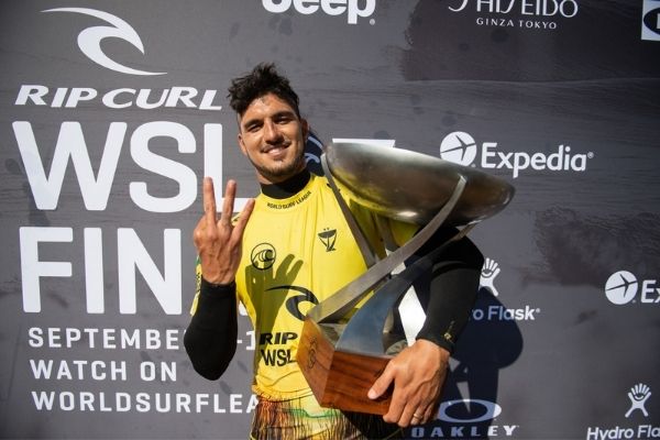 Gabriel Medina é tricampeão mundial de surfe