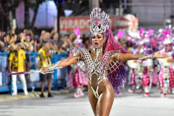 Erika Januza, rainha de bateria da Viradouro, campeã do Carnaval carioca