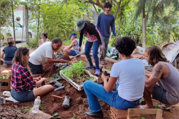Boi Rosado Ambiental realiza mutirão de produção de mudas de árvores em Contagem