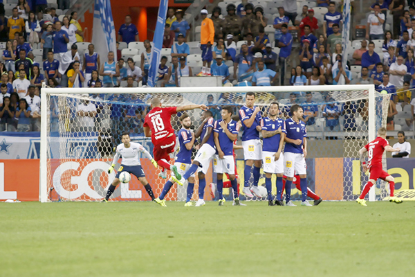 Cruzeiro empata com o Internacional no Mineirão, torcidas preocupadas
