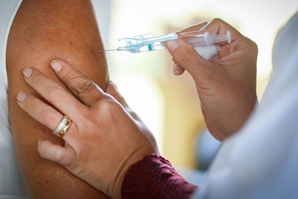 Contagem aplica vacina contra Covid-19 em pessoas de até 26 anos