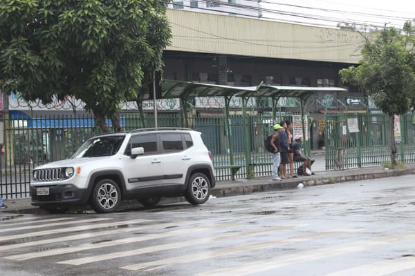 Motorista estaciona em frente ao ponto de ônibus 
