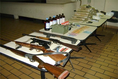 Suspeitos de tráfico presos com arsenal de armas