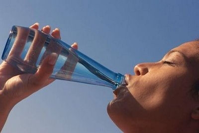 Beber água em jejum traz benefícios à saúde