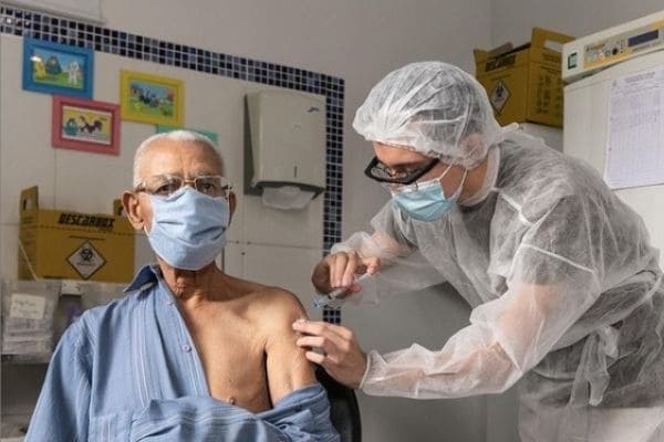Idosos a partir de 87 anos começam a ser vacinados