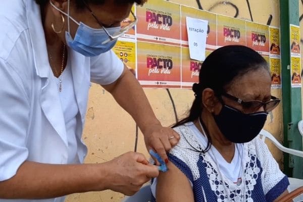 Pessoas de 65 anos começam a ser vacinadas em Contagem