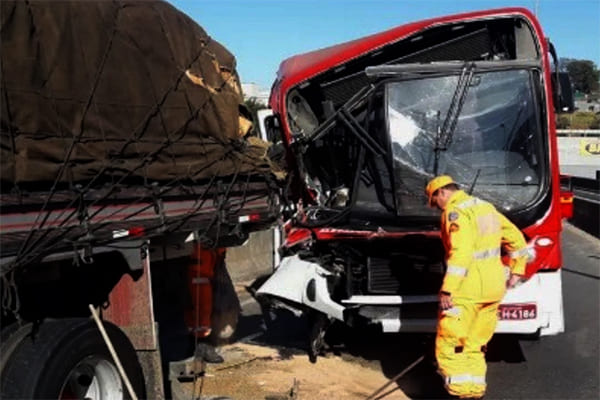 Ônibus bate na traseira de caminhão e fere dez passageiros