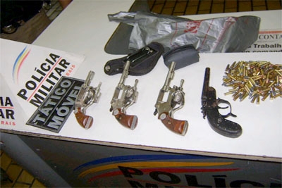 Homem é preso por portar várias armas e munição