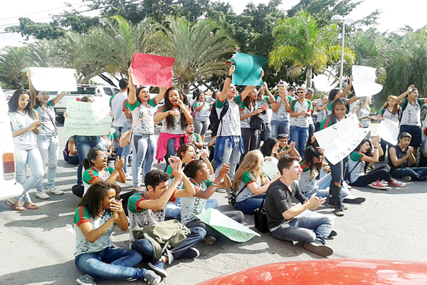 Alunos da Funec protestaram em frente à Prefeitura de Contagem