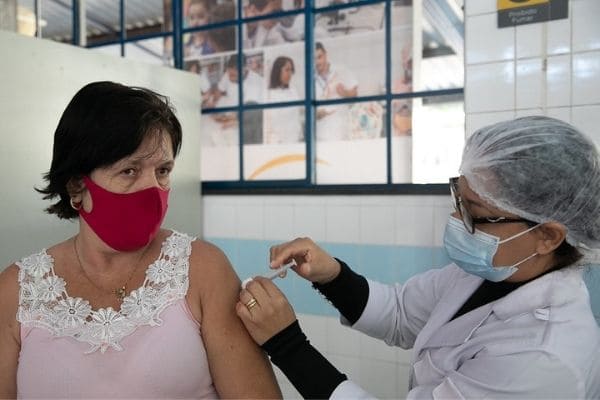 Vacinação contra a Covid-19 é ampliada para pessoas a partir de 35 anos