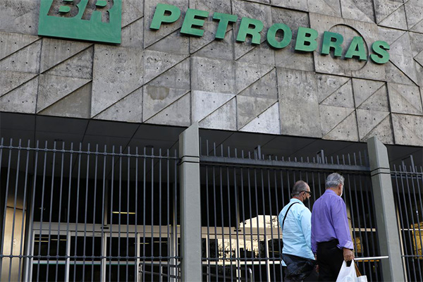 Presidente pede demissão e Petrobras nomeia um presidente interino