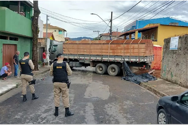 Manhã trágica em Contagem, jovem morre prensado por caminhão