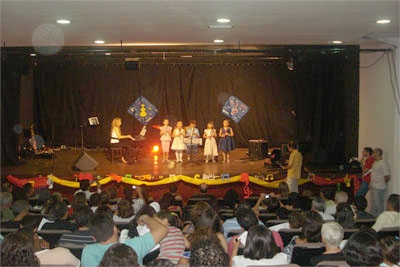Estudantes de música fazem apresentação em recital