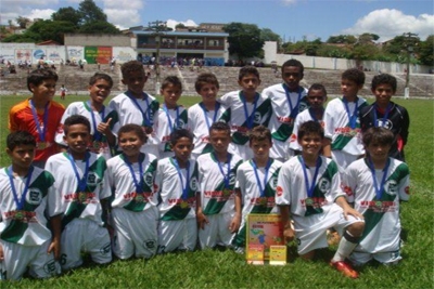 Futebol de Contagem se destaca em campeonato infantil