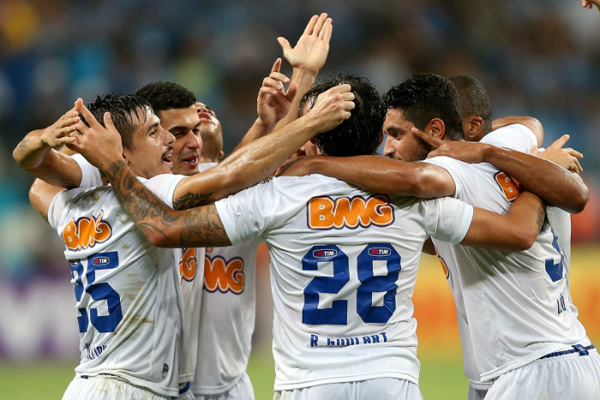Cruzeiro vence Grêmio de virada e está a uma vitória do Tetracampeonato