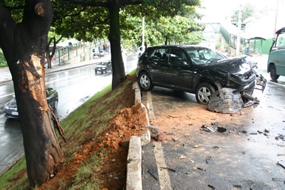 Chuva e imprudência causam acidentes e tumultuam o trânsito