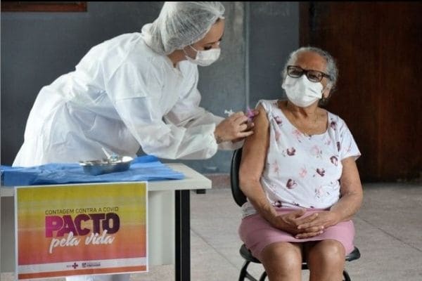 Idosos com 77 anos são os próximos a serem vacinados em Contagem