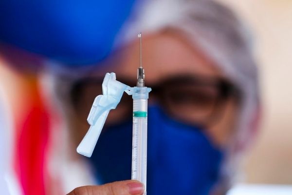 Contagem amplia vacinação contra Covid-19 para 37 anos