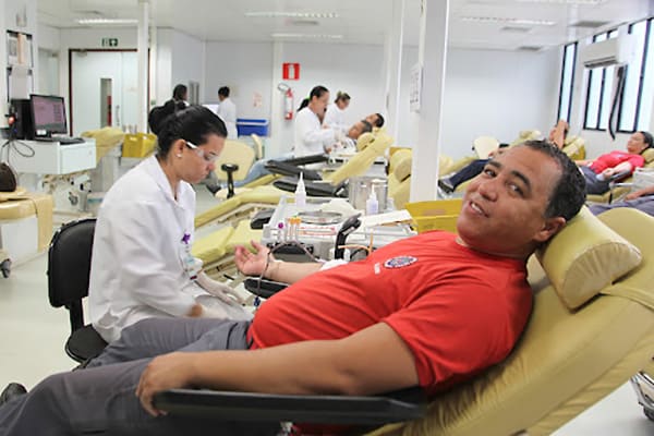Dia Nacional do Doador Voluntário de Sangue é comemorado com luzes 