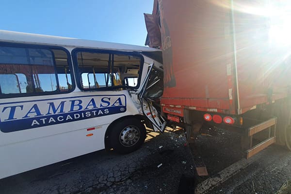 Ônibus de funcionários da Tambasa Atacadista bate em carreta