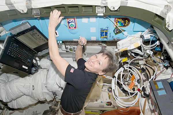 Astronauta norte-americana bate recorde de tempo no espaço