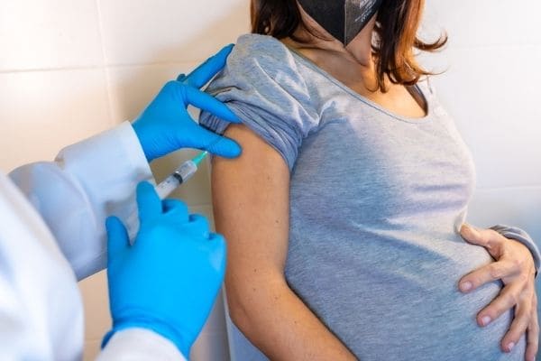 Grávidas e puérperas com comorbidades começam a ser vacinadas