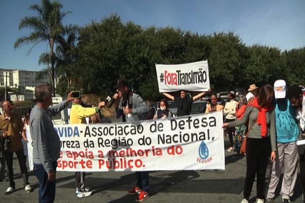 Usuários do transporte público protestam em frente a empresa Transimão