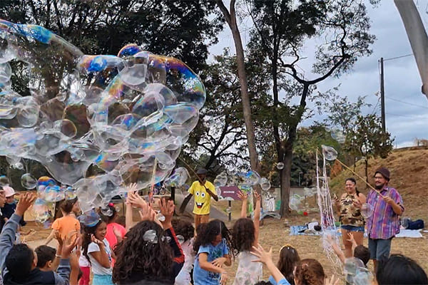 Festival de Bolhas Gigantes encanta público no Parque Fernão Dias