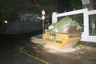 Caçamba de lixo na esquina contribui para aumentar riscos de acidentes